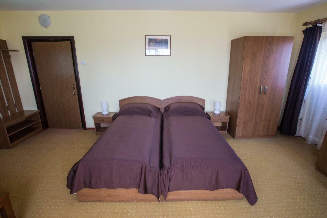 Camere De Inchiriat Hatuica Экстерьер фото