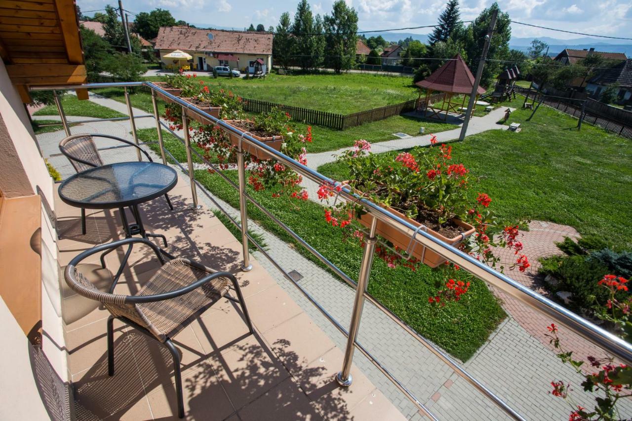 Camere De Inchiriat Hatuica Экстерьер фото