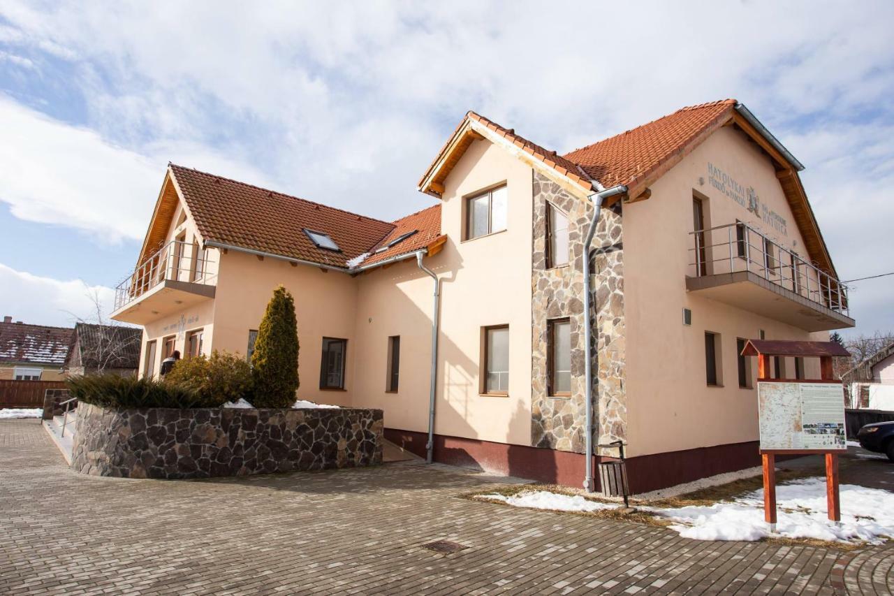 Camere De Inchiriat Hatuica Экстерьер фото